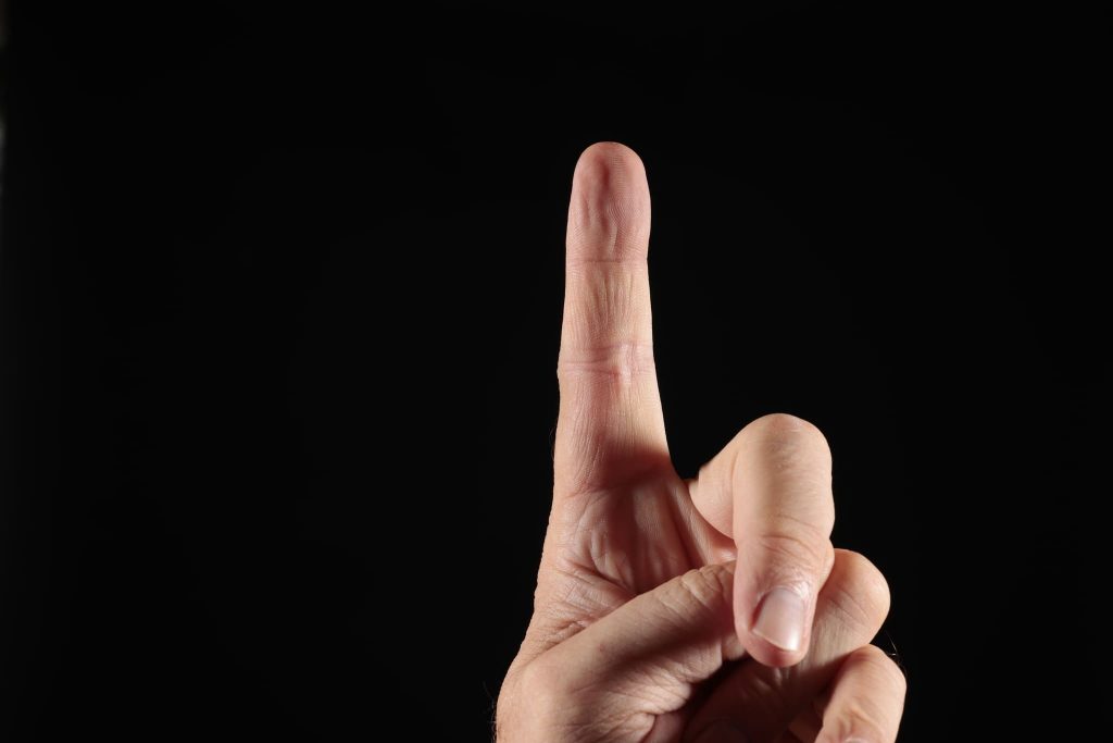 Ein Finger, der nach oben zeigt und sagen will: "Vorsicht vor Betrügern."