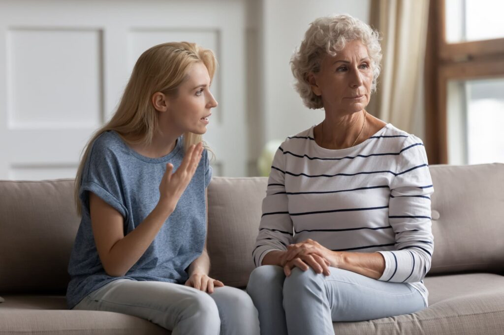 Eine Tochter versucht mit ihrer alten Mutter zu reden. Doch sie verhält sich starrsinnig.