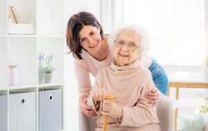 Pflegereform: Was soll sich ab 2027 in der häuslichen Pflege ändern? 1 Portrait einer Seniorin und ihrer Tochter.